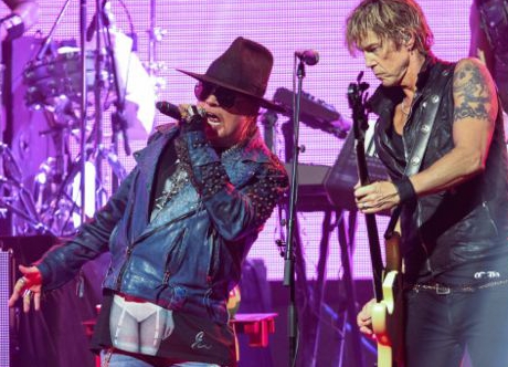 Axl Rose y Duff McKagan tocando juntos en Los Ángeles en 2014.