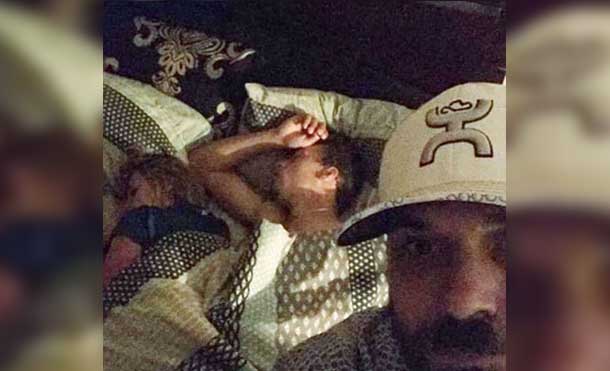 Encuentra a su novia dormida con el amante y se hizo unas selfie