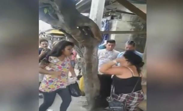 Las mujeres se golpean mientras los espectadores las alientan a luchar por el amor del taxista.