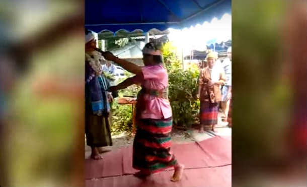 Un hombre que realizaba una danza ritual en Tailandia murió accidentalmente apuñalándose con una espada en el corazón delante de un grupo de espectadores sorprendidos.