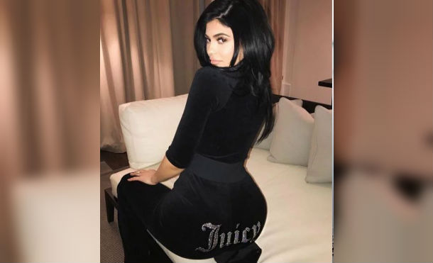 ¡Tenemos nueva moda en las redes sociales! Después de que las hermanas Jenner pusiesen de moda la 'pose pensativa', que consistía en colocarse la mano de forma estratégica delante de la boca, ahora la pequeña del clan sabe cuál es la nueva pose que triunfa en el mundo 2.0: la 'Bambi pose'.