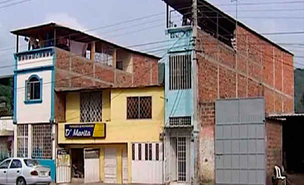 Familia vive feliz y cómodamente en casa de 1,5 metros de ancho en Ecuador. Vivienda tiene tres pisos y es visitada hasta por turistas.