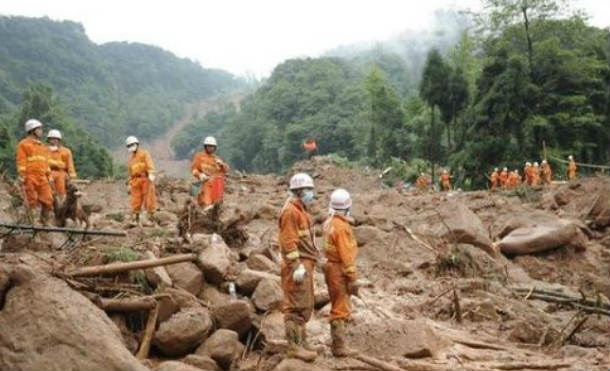 Tres personas murieron en la ciudad china de Longyan, al quedarse atrapadas tras un deslizamiento de tierras.