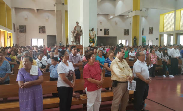 Fieles Católicos celebran a la Divina Misericordia