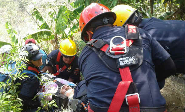 En otro momento, fueron rescatados niños que quedaron atrapados tras el derrumbe de una pared de tierra y piedra.