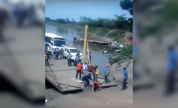 Un ferri se disponía a atracar pero uno de sus pasajeros tenía tanta prisa que no pudo esperar el medio minuto que faltaba para que la nave tocara tierra; por lo que decidió descender antes de tiempo. El hombre tropezó y cayó al suelo.