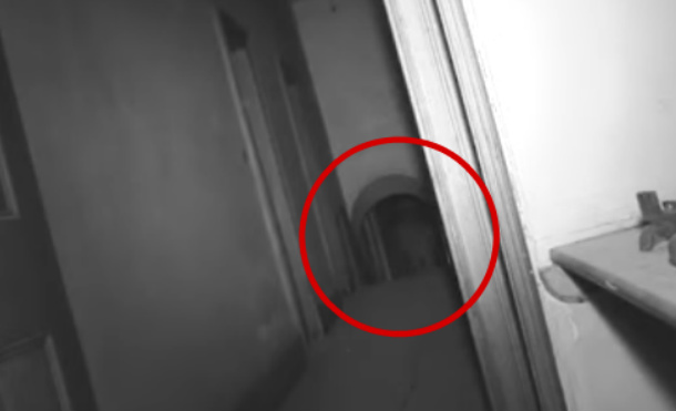 (+Vídeo) Un «fantasma» es capturado en vídeo en una casa antigua de Gran Bretaña