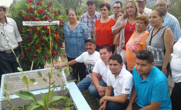 Familias, combatientes históricos y autoridades de Matagalpa, colocaron ofrendas florales en la tumba de Benjamín Linder