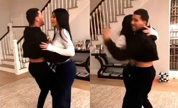 La celebrity Kylie Jenner demostró en la rede social YouTube que uno de sus cursos favoritos era español, y lo demostró hablando con un amigo latino y bailando una canción de Elvis Crespo.