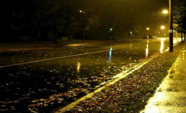 A eso de las 11:50 de la noche de este jueves y madrugada de viernes cayó un fuerte aguacero en la ciudad capital, la lluvia duró unos 35 minutos y fue reportada por varios ciudadanos a través de las redes sociales.