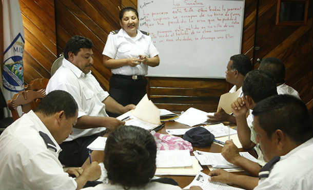 Trabajadores de la Dirección de Migración y Extranjería del Ministerio de Gobernación, son protagonistas del derecho a la educación, el cual es restituido por el Gobierno Sandinista, quien los ha incluido en un programa de educación primaria para adultos.