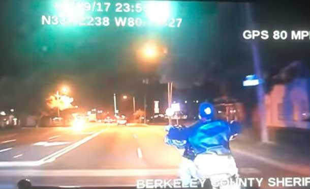 El video de una persecución policial a un motociclista, ha llamado la atención de miles de internautas, pues el hombre pensó que podría escapar de la justicia, pero todo termina con un fatal desenlace. El video con el sorprendente hecho fue publicado en YouTube.