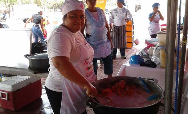 Familias siguen disfrutando de la feria de Marisco en saludo al día de los trabajadores