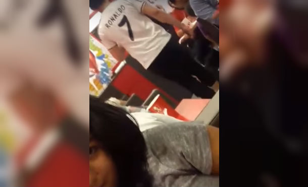 Un video circula en rede sociales, en donde supuestamente una pareja es encontrada teniendo sexo dentro de los baños de un restaurante de pollo, en un centro comercial ubicado en San Salvador, El Salvador.