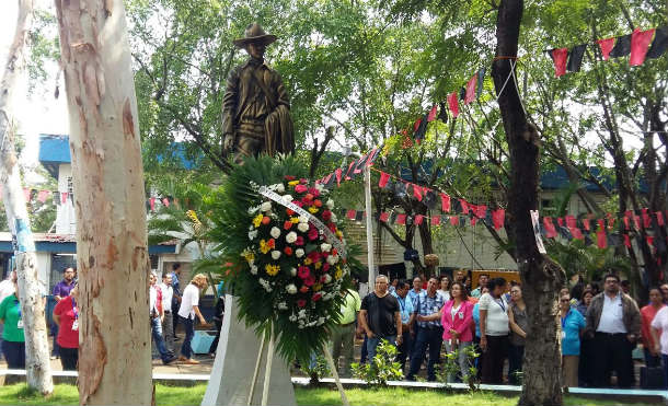 Trabajadores del MINED rinden homenaje al General Sandino en su natalicio