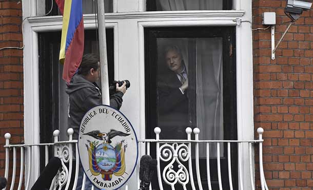 Suecia suspende causa contra Assange