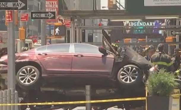 Un carro atropella a varias personas en la plaza de Times Square