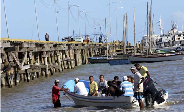 Rescatan embarcación en el Caribe Norte