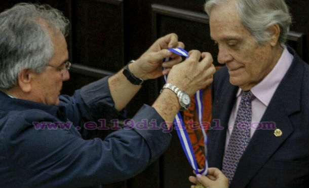 Asamblea Nacional condecora a Aldo Díaz Lacayo