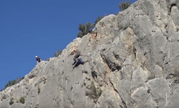 Este alpinista se salvó de la muerte, por poco, tienes que ver el vídeo