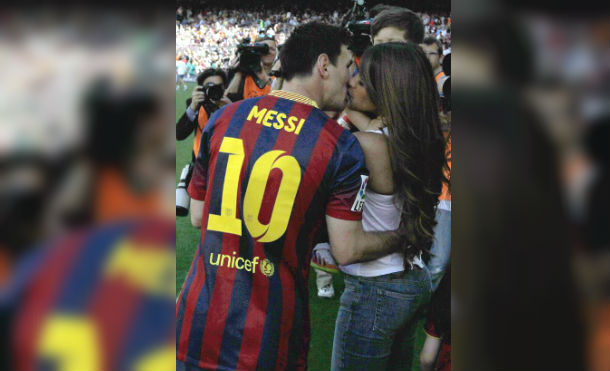 El beso de Antonela a Lio Messi que no se vio por la TV tras ganar la Copa del Rey