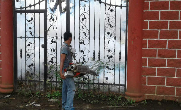 Ante periodo lluvioso, las fumigaciones no se detienen