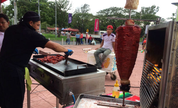 Organizan feria de comida mexicana en la Plaza 22 de Agosto