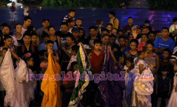 Familias disfrutan Festival Cultural en honor a Sandino en la Plaza de la Revolución