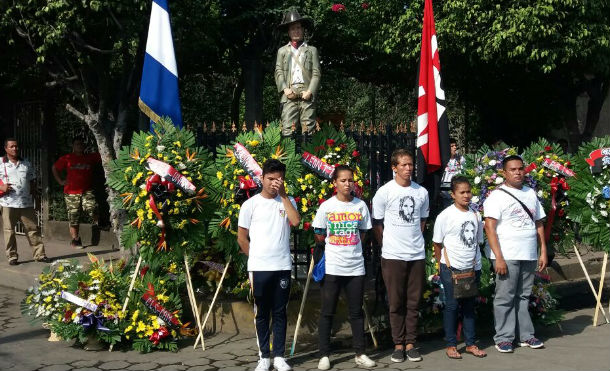 Juventud Sandinista coloca antorcha "Luz y Verdad" en busto del General Sandino en León