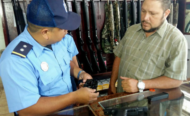 Policía Nacional realiza inspección en negocios de armas y municiones