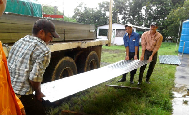 Nueva Guinea: Gobierno entrega 320 planes techos a familias de escasos recursos 