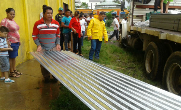 Nueva Guinea: Gobierno entrega 320 planes techos a familias de escasos recursos