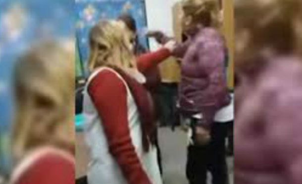 "A mi hijo lo educo como quiera": le dijo una madre a la maestra de su hijo antes de pegarle