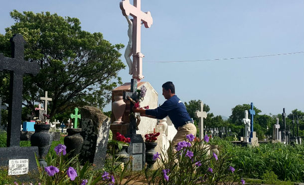 Lágrimas y flores, entre recuerdos de las madres que partieron