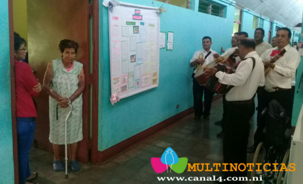 Juventud Sandinista lleva serenata a madres del hospital de Rivas