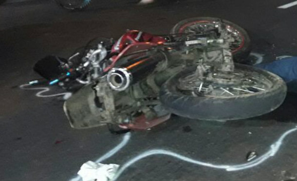 Accidente deja un motociclista sin vida y otro gravemente lesionado al impactar con bus