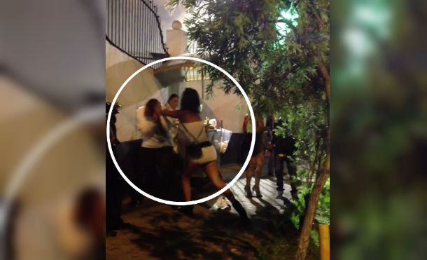 Hombre recibe una brutal paliza de su novia afuera de un bar