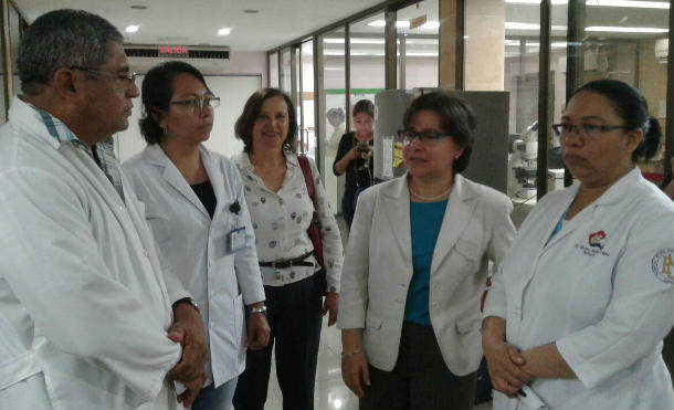 Asesora de la OPS visita Hospital la Mascota