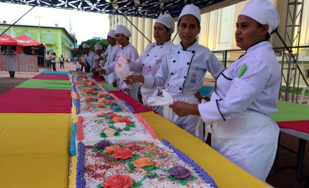 Festejan a las madres nicaragüenses con pastel y mariachis