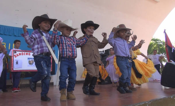 Estudiantes de Nindirí conmemoran el 122 aniversario del natalicio del General Sandino