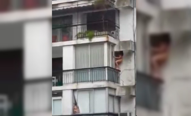 (+Vídeo) Mujer escapa sin ropa por la ventana ¡No creerás por qué lo hizo!