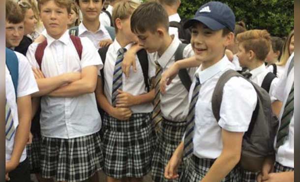 Niños van de falda a la escuela por el calor en Gran Bretaña