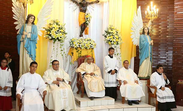 Cardenal Brenes celebra junto a familias masatepinas a la Santisima Trinidad