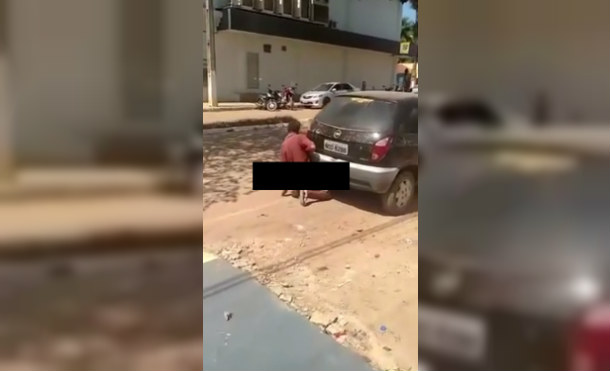 Hombre es sorprendido teniendo intimidad con “un carro”