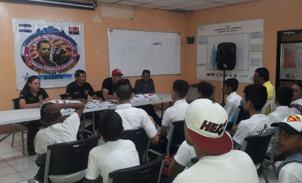 Brigada Carlos Fonseca Amador de Masaya, entrega uniforme a equipo infantil de futbol