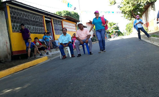 Familias del Barrio Adolfo Reyes estrenan calles nuevas