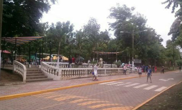 Familias de Veracruz festejan nuevo adoquinado de la calle principal