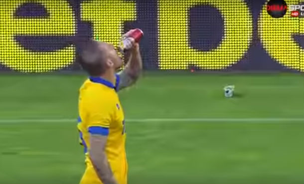 Tiran una lata de cerveza, se toma un trago y marca el gol del empate en el 90'