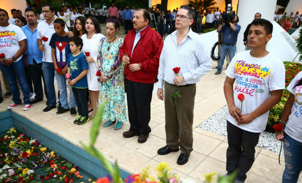 El Comandante Daniel y la Compañera Rosario rinden homenaje al Padre de la Revolución