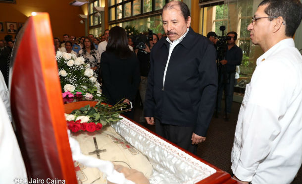 Comandante Daniel y Compañera Rosario rinden honor al padre Miguel D'Escoto